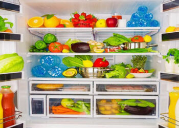 Khu-mui-tu-lanh-don-gian-bang-cac-nguyen-lieu-san-co-trong-bep